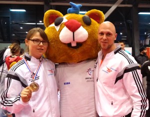 Vize-Europameisterin Lisa Halbe mit EUSA-Maskottchen und SPORTING Taekwondo Trainer Eugen Kiefer