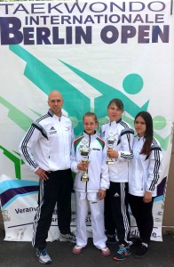 Die SPORTING Taekwondo Auswahl bei der Berlin Open - Trainer Eugen Kiefer, Gewinnerin Jill-Marie Beck, Drittplatzierte Lisa Halbe, Sonja Germann